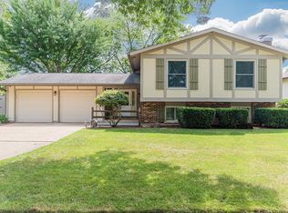 973 Abbington Dr, Crystal Lake, IL 60014