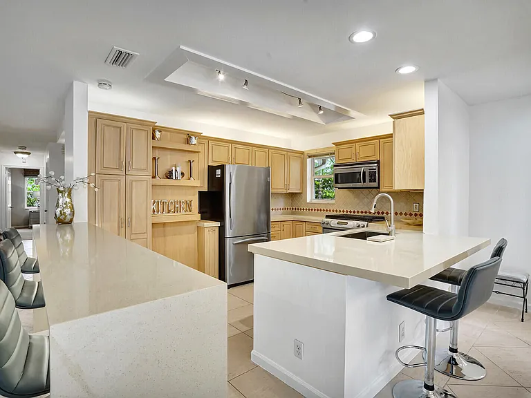 290 E Fern Dr — Photo 16