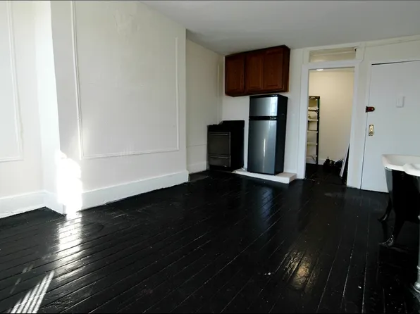 Apartment listing photo 3