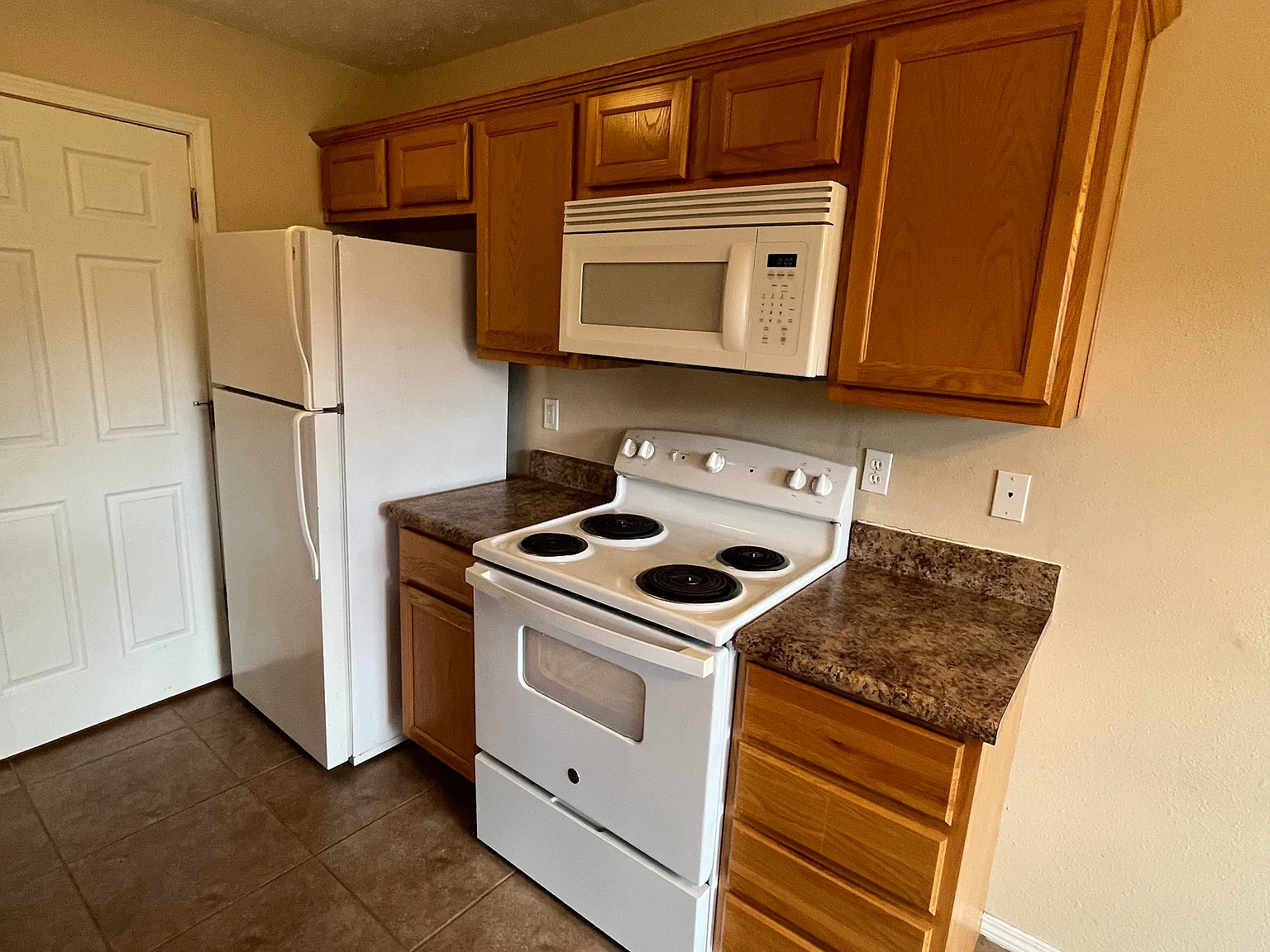 1918 S Bryson Cir — Photo 4