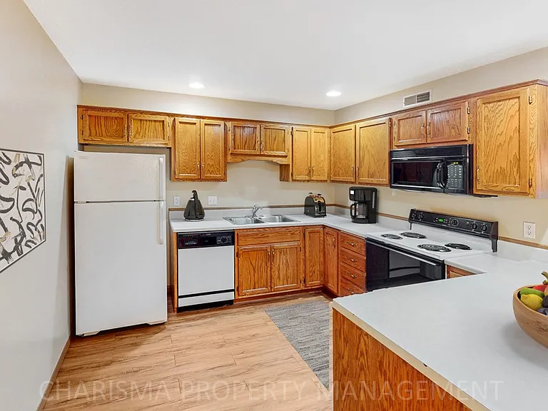 Teakwood Apartments — Photo 24