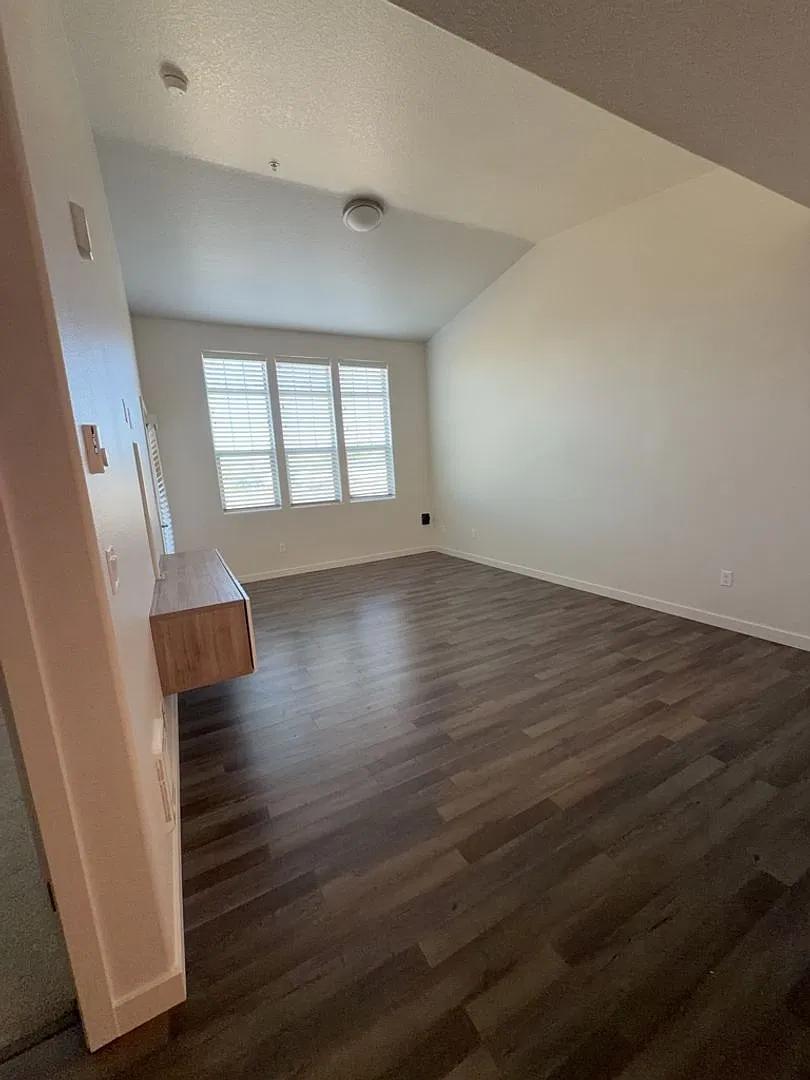 Charming 1-Bedroom Condo in Desirable NW Portland In-Unit Laundry & Extra Storage! — Photo 2