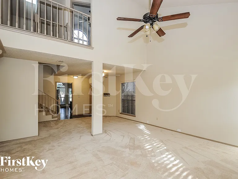1396 Chinaberry Dr — Photo 3