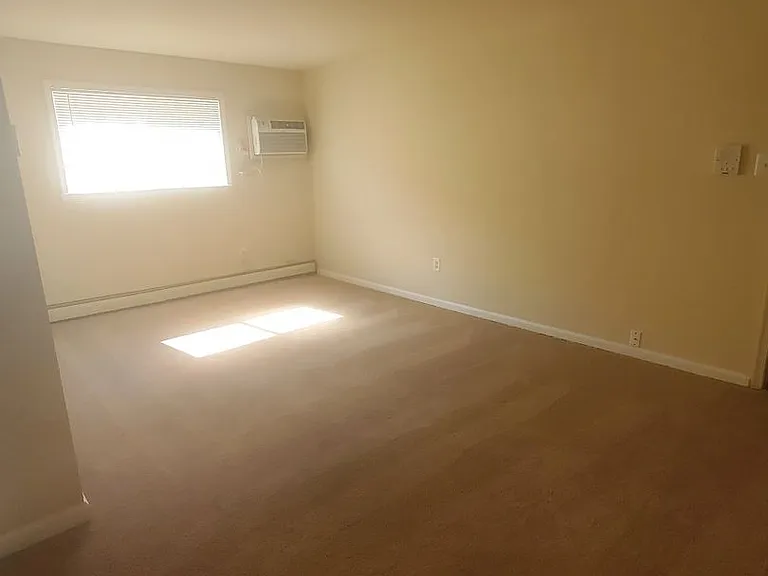 HOLLY GARDEN APARTMENTS — Photo 24