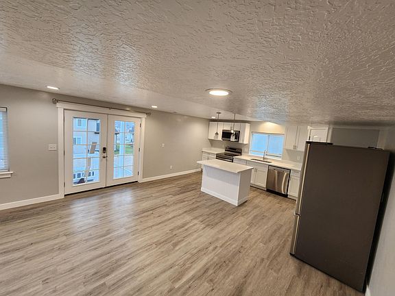 3rd image of 501 N Hill View Dr