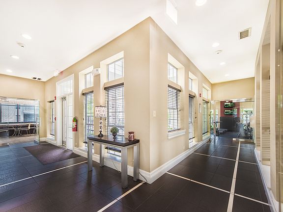 4th image of 2101 S Finley Rd #301