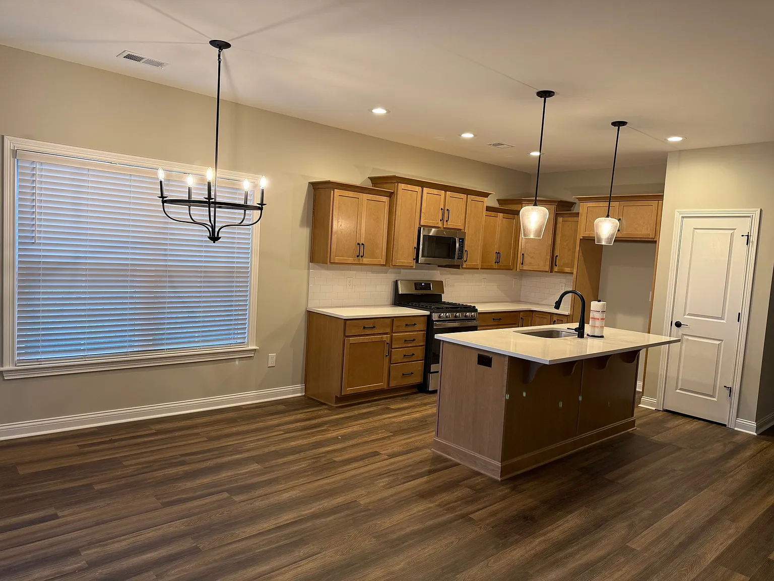 3 bed, 1613 sqft, $2,695 — Photo 3