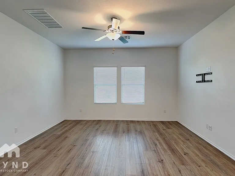 428 Sebring Cir — Photo 4