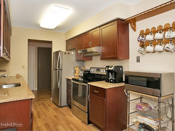 5th image of 52 Foxwood Dr APT 4