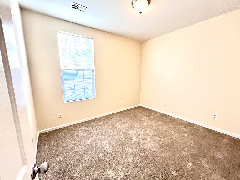 220 Shannon Ct — Photo 28