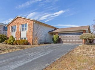 1662 Virginia Dr, Elk Grove Village, IL 60007