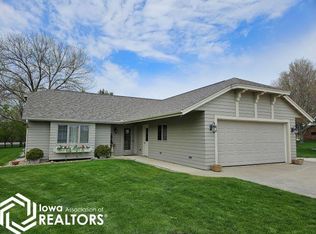 9 Country Club Pl, Garner, IA 50438