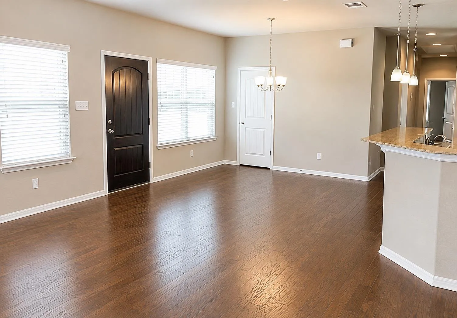 3 bed, 2.0 bath, 1423 sqft, $2,050 — Photo 3