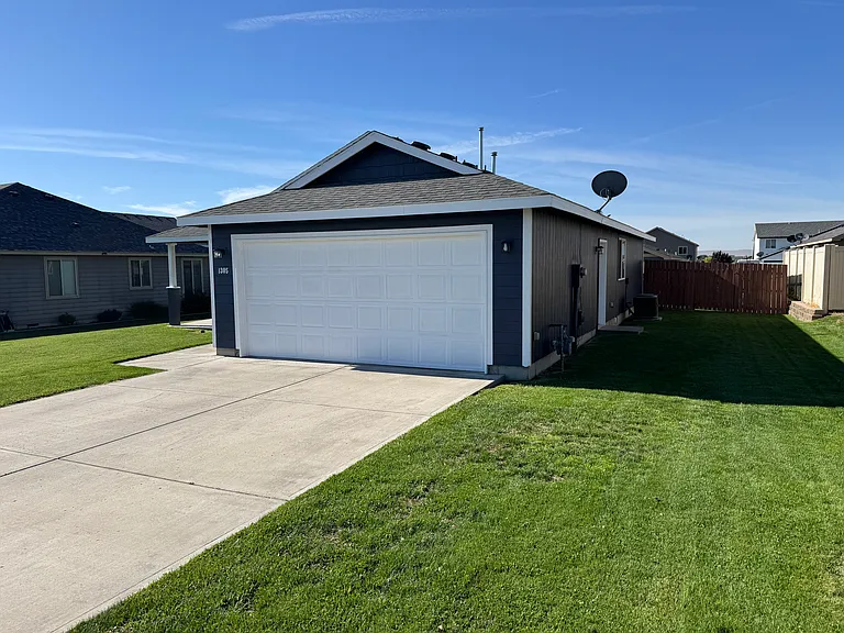 1305 Grape Ln — Photo 2