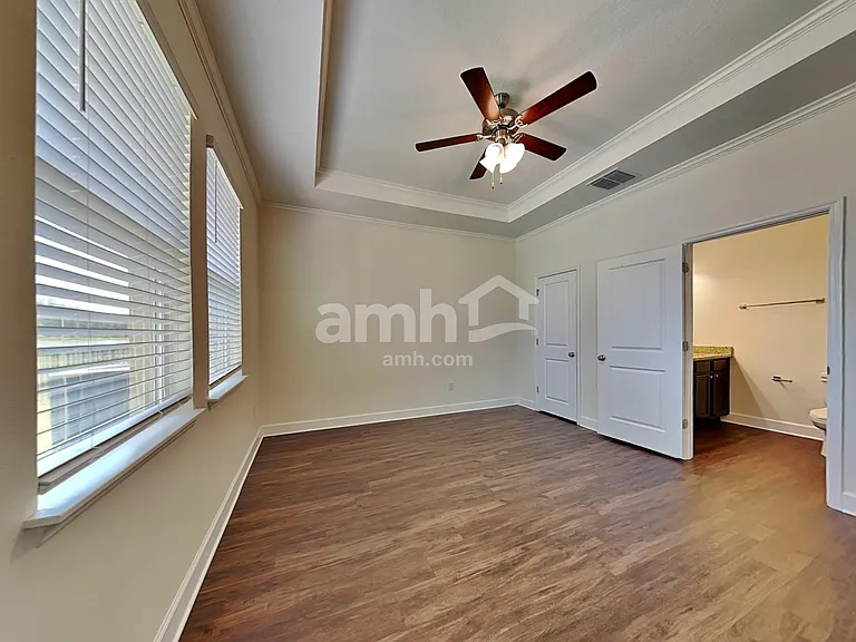 1049 Walden Pond Dr — Photo 7