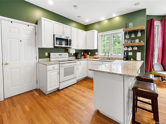 3rd image of 25 Shelby Ct