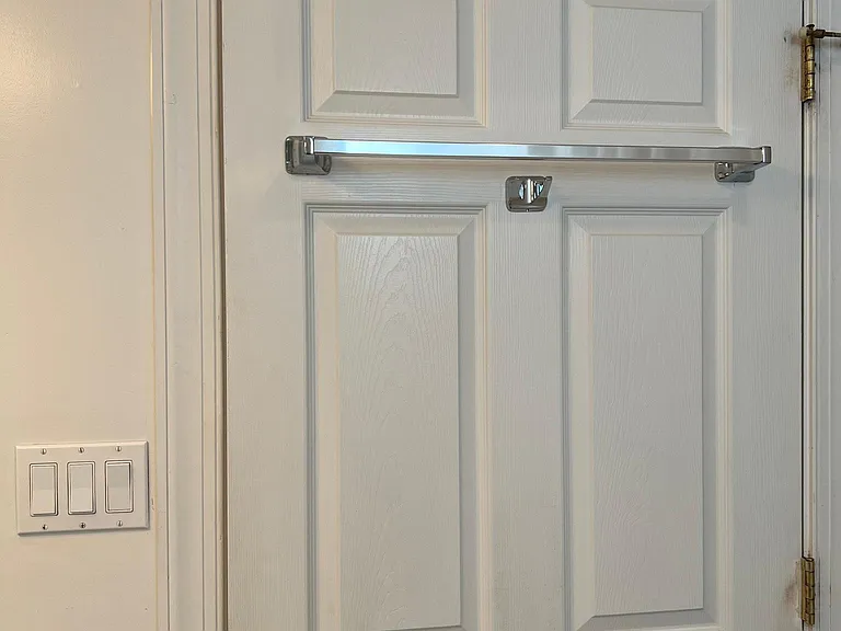 Level 2
Full Bathroom 1 Door