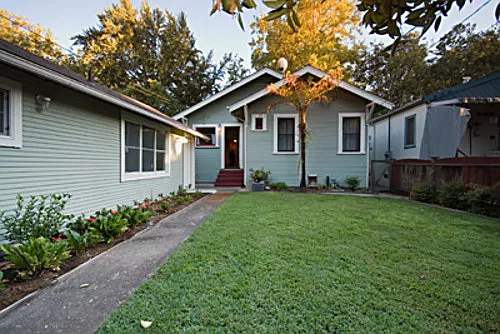 Cute McKinley Park Bungalow at McKinley Park — Photo 2
