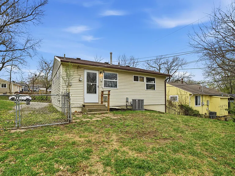 1108 NE 46th Ter — Photo 15