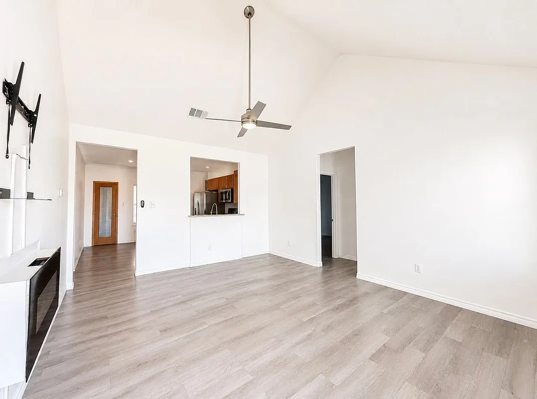 3 bed, 2.0 bath, 1378 sqft, $2,150 — Photo 2