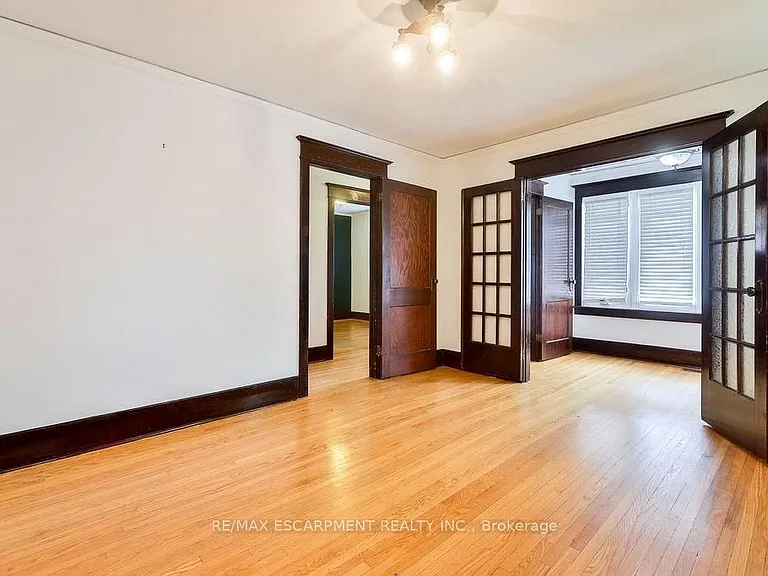 311 Queen St S — Photo 14