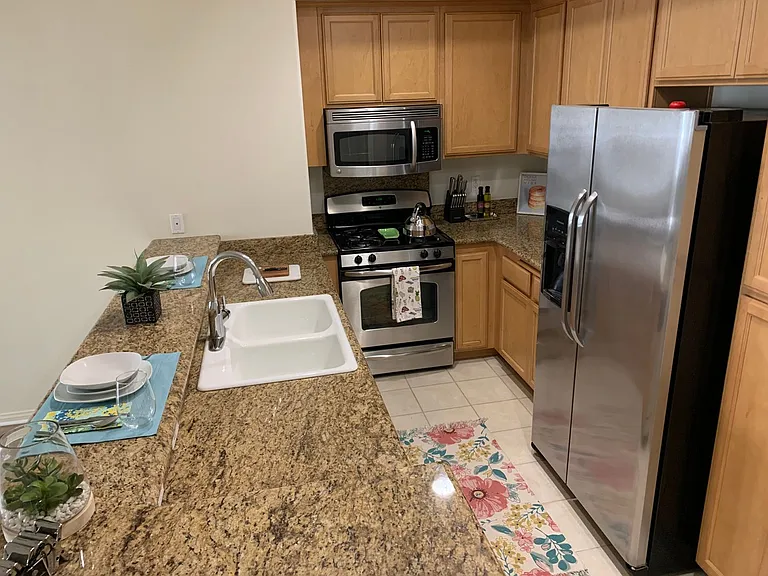 Glenoaks Villas — Photo 24