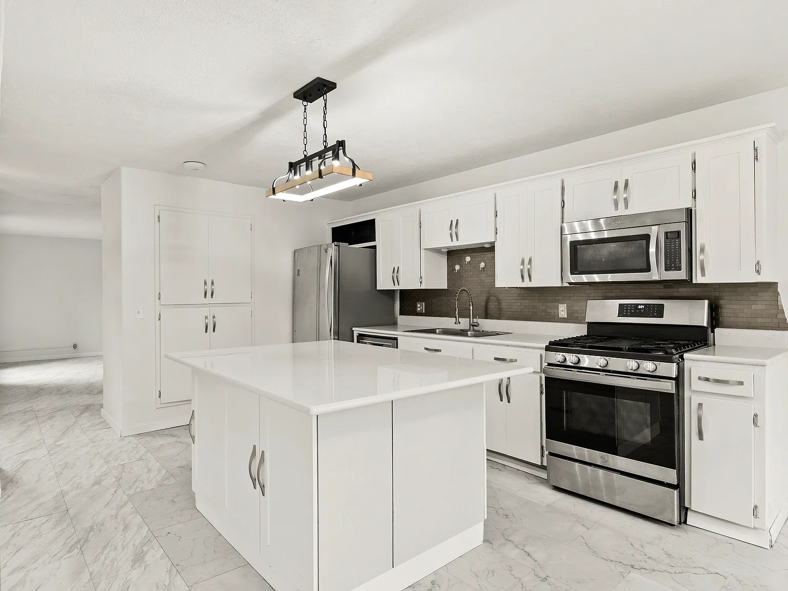 3 bed, 2158 sqft, $3,000 — Photo 4