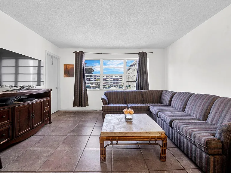 410 SE 2nd St #220 — Photo 8