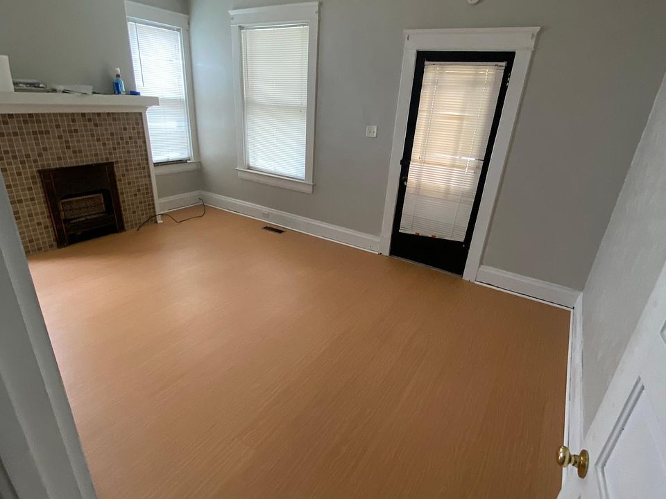 Main entrance/ sunroom/ bedroom