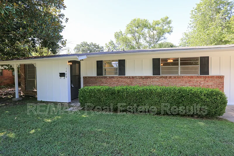 Davis — Photo 3