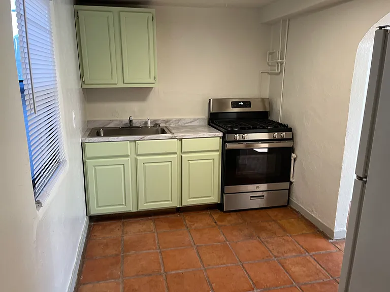 Updated 2 Bed 1 Bath Nob Hill Apartment Just 2 Blocks to UNM — Photo 26