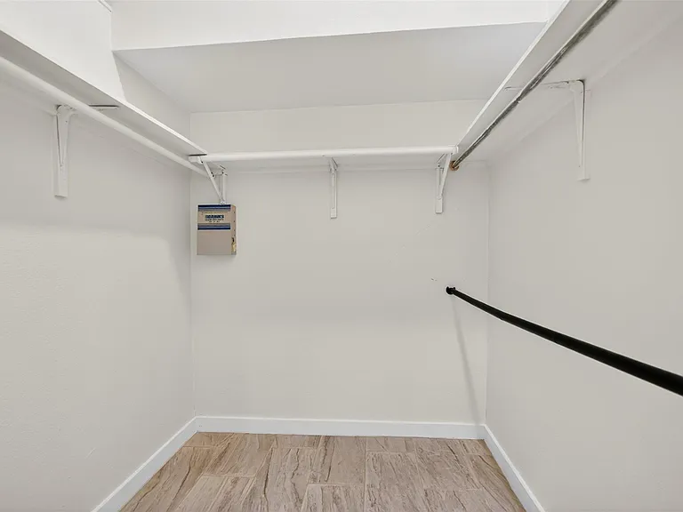529 W Clark St — Photo 23