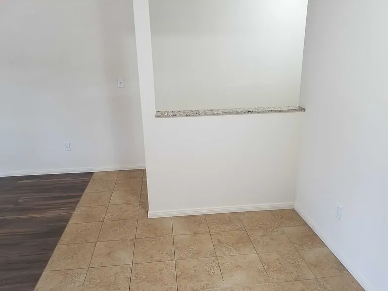 Mammoth Ave — Photo 33