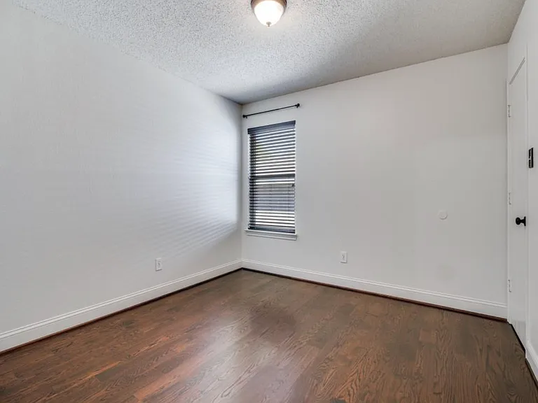 8605 Treasure Cv — Photo 19