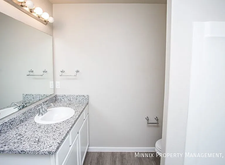 2035 Kenwood Ave — Photo 28