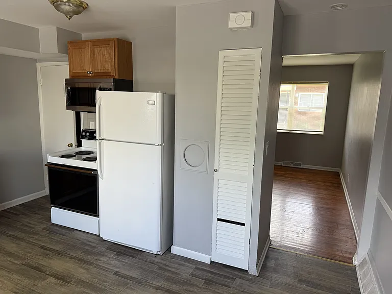 905 North Meadows Court - C — Photo 4
