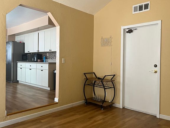 5th image of 376 Henderson Dr