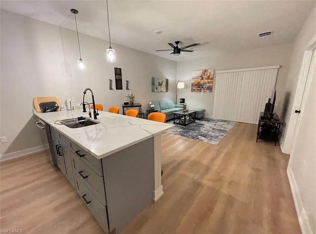 3 bed, 2.0 bath, 1200 sqft, $2,300 — Photo 3