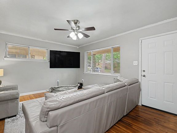 5th image of 21 Lawrence Dr