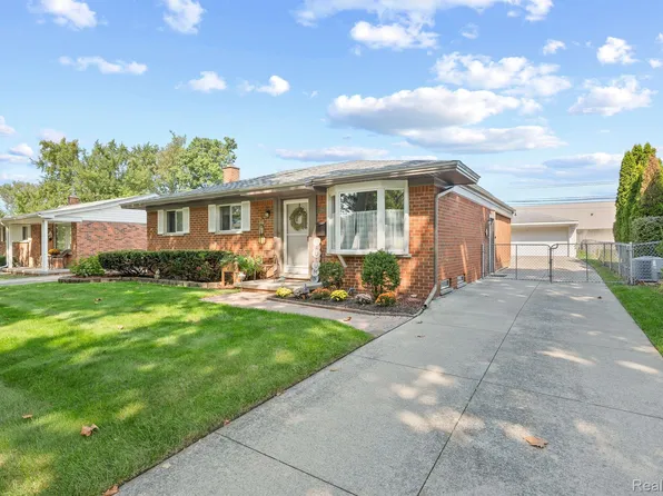 1260 W Elmwood Ave, Clawson, MI 48017