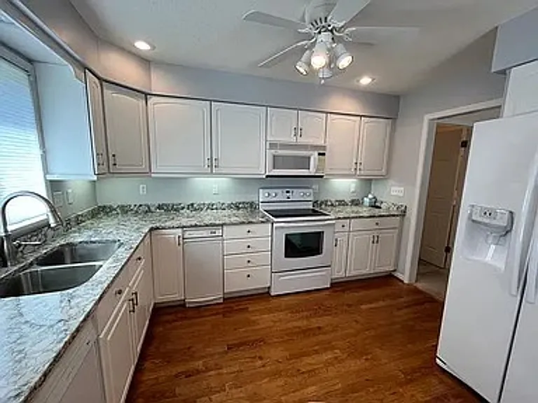 3363 Canterbury Ct — Photo 4