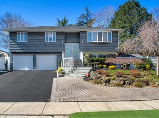 69 Barry Ln E, Old Bethpage, NY 11804