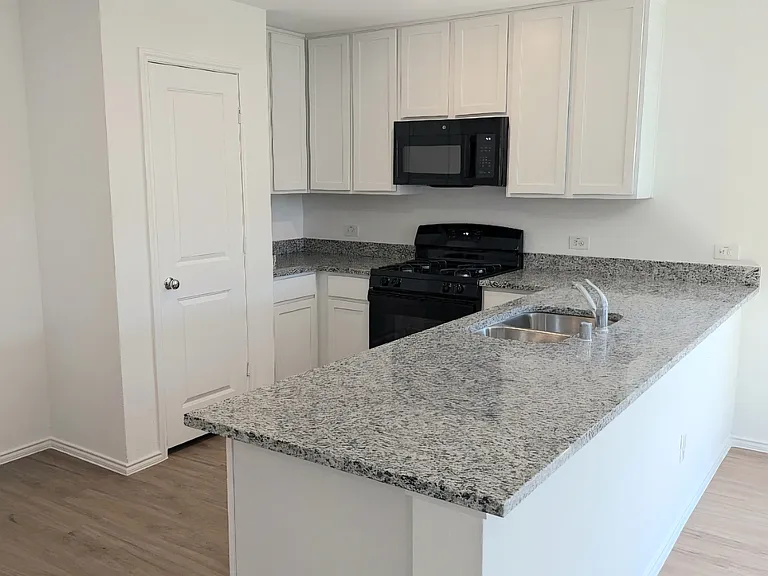 1013 Sourgum St — Photo 3
