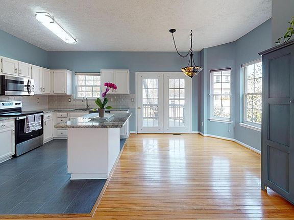 3rd image of 610 Westmoreland Pl