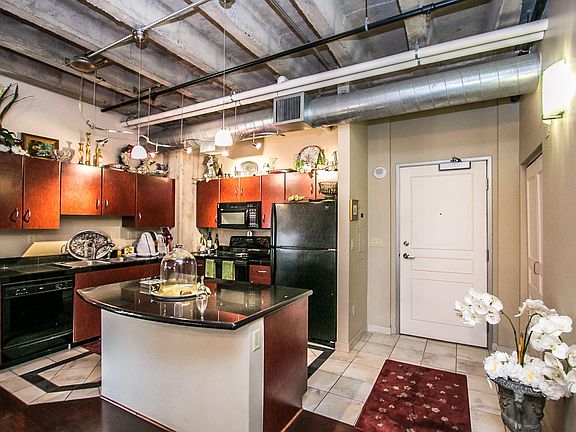 Kitchen Island & Granite Countertops