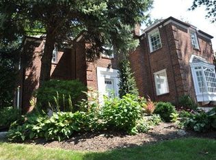 6 Crown Top Rd, Manhasset, NY 11030