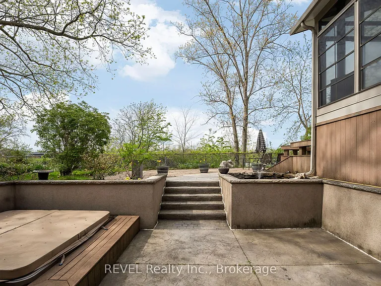 661 Clarence St — Photo 44