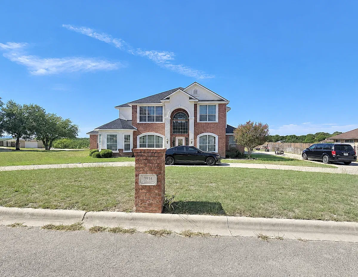 4 bed, 3383 sqft, $2,800 — Photo 2