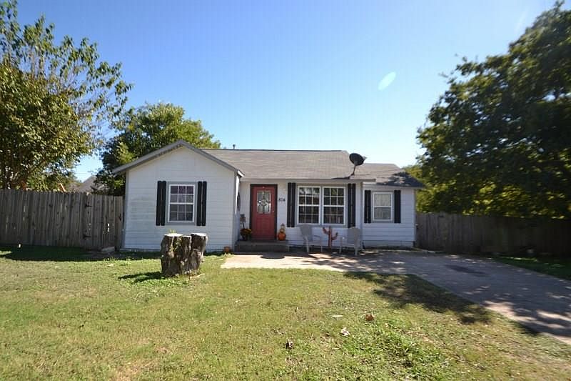 1st image of 804 E Hook St