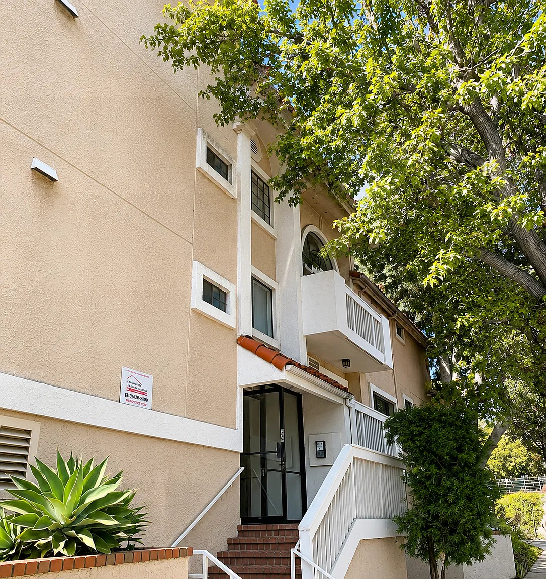 $1,200 Off Move-In! Updated 1br With Parking, On-Site Laundry & Modern Finishes! — Photo 3